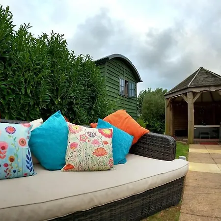 Romantic Retreat - Luxury Shepherds Hut + Hot Tub! *