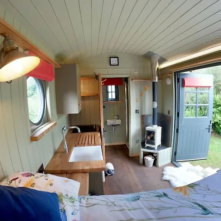 Holiday home Romantic Retreat - Luxury Shepherds Hut + Hot Tub! Camborne