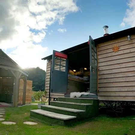 Romantic Retreat - Luxury Shepherds Hut + Hot Tub!