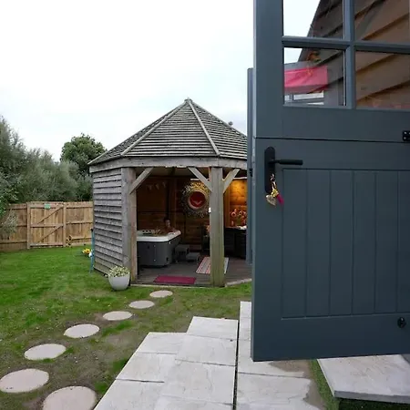 Romantic Retreat - Luxury Shepherds Hut + Hot Tub! Holiday home *