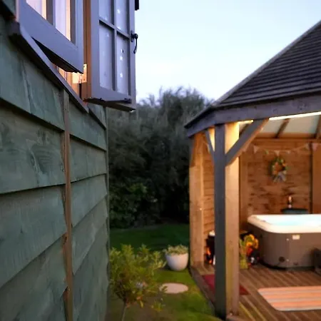 Romantic Retreat - Luxury Shepherds Hut + Hot Tub! Camborne