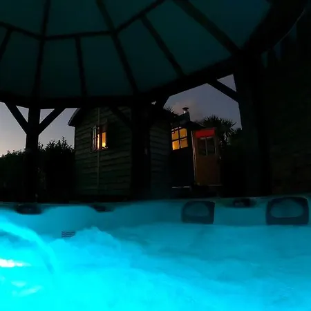 Romantic Retreat - Luxury Shepherds Hut + Hot Tub!