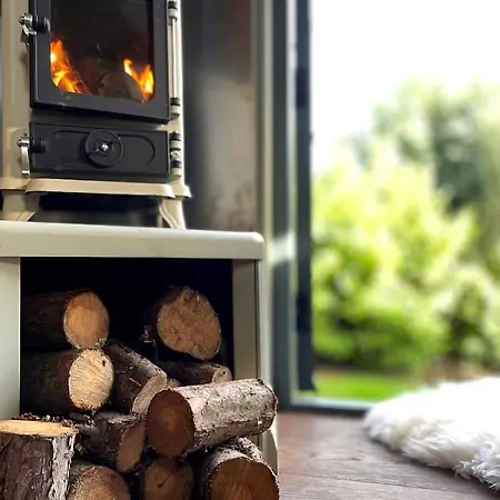 Holiday home Romantic Retreat - Luxury Shepherds Hut + Hot Tub!