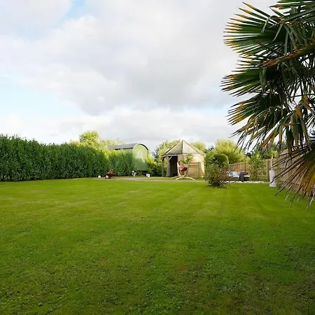 Romantic Retreat - Luxury Shepherds Hut + Hot Tub! *
