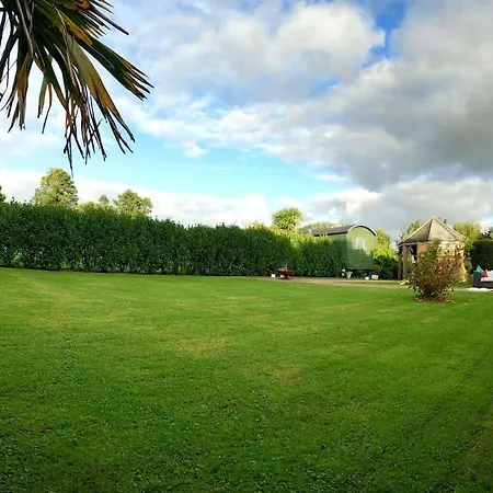 Romantic Retreat - Luxury Shepherds Hut + Hot Tub! * Camborne