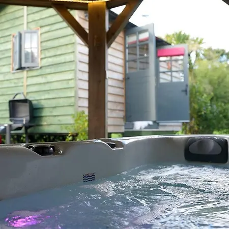 Romantic Retreat - Luxury Shepherds Hut + Hot Tub! Holiday home *