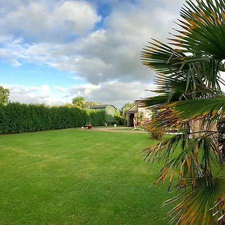 Holiday home Romantic Retreat - Luxury Shepherds Hut + Hot Tub!