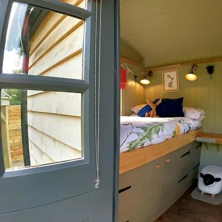 Holiday home Romantic Retreat - Luxury Shepherds Hut + Hot Tub! *
