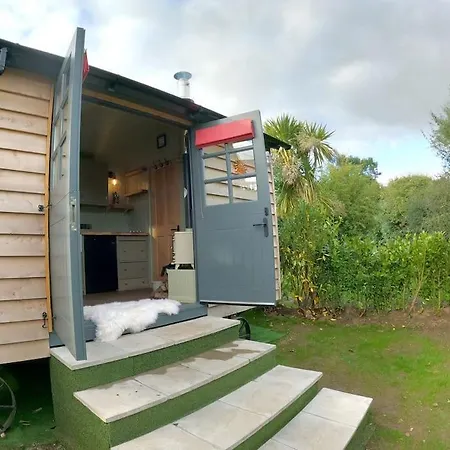 Romantic Retreat - Luxury Shepherds Hut + Hot Tub! *