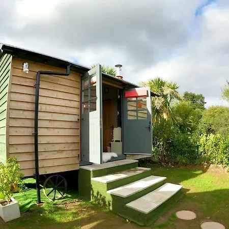 Romantic Retreat - Luxury Shepherds Hut + Hot Tub! *
