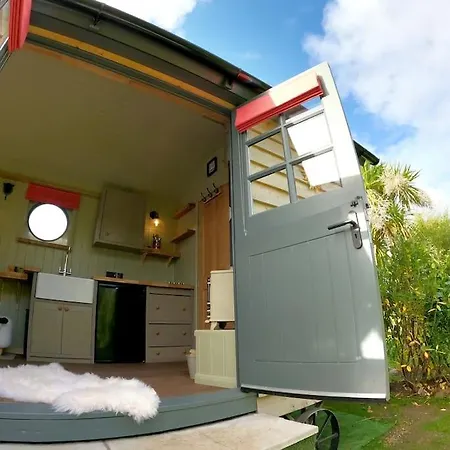 Romantic Retreat - Luxury Shepherds Hut + Hot Tub! Holiday home Camborne