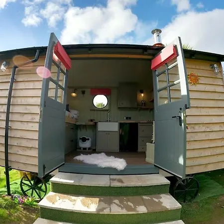 Holiday home Romantic Retreat - Luxury Shepherds Hut + Hot Tub!