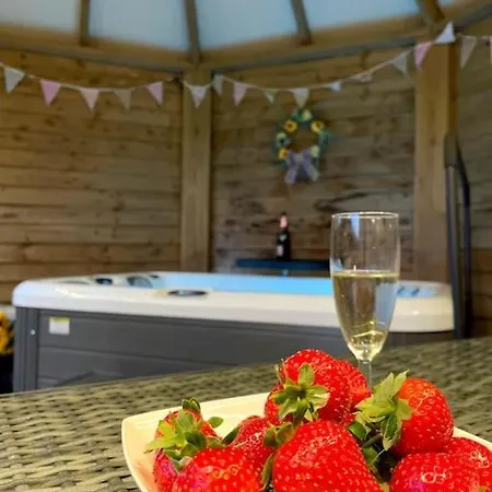 Holiday home Romantic Retreat - Luxury Shepherds Hut + Hot Tub!