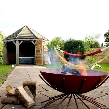 Romantic Retreat - Luxury Shepherds Hut + Hot Tub! Casa vacanze